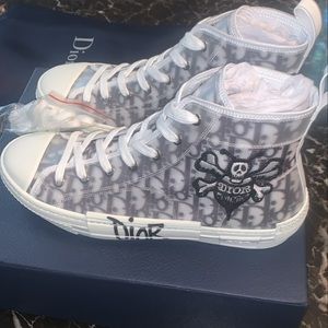 B23 HIGH-TOP SNEAKER